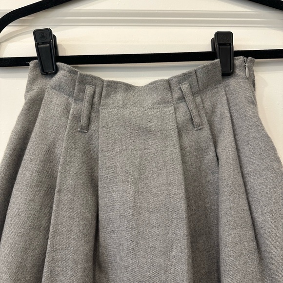 Grey pleated mini skirt with belt loops + pockets - Picture 3 of 3